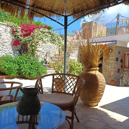 Porta Homestay Qeparo